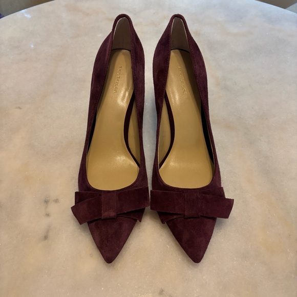 Ann Taylor Suede Bow Heels - 9.5M - Picture 2 of 4